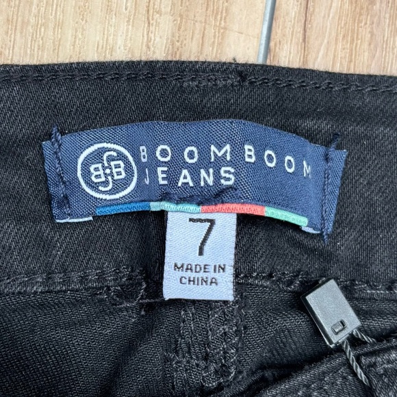 NWT Boom Boom Jeans Mid-Rise Crop Black Embroidered Flower Design Size 7 - Picture 4 of 10